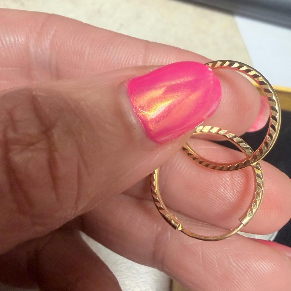 18K Gold Textured Hoop Earrings 1.2g - Picture 5 of 7